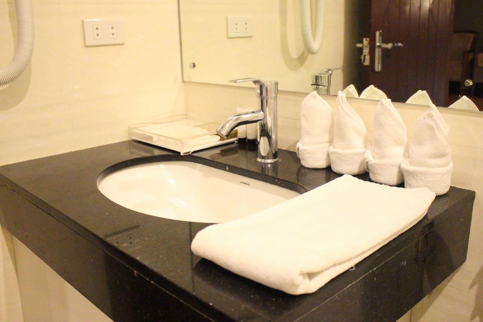 Baguio Crown Legacy Hotel Багио Экстерьер фото