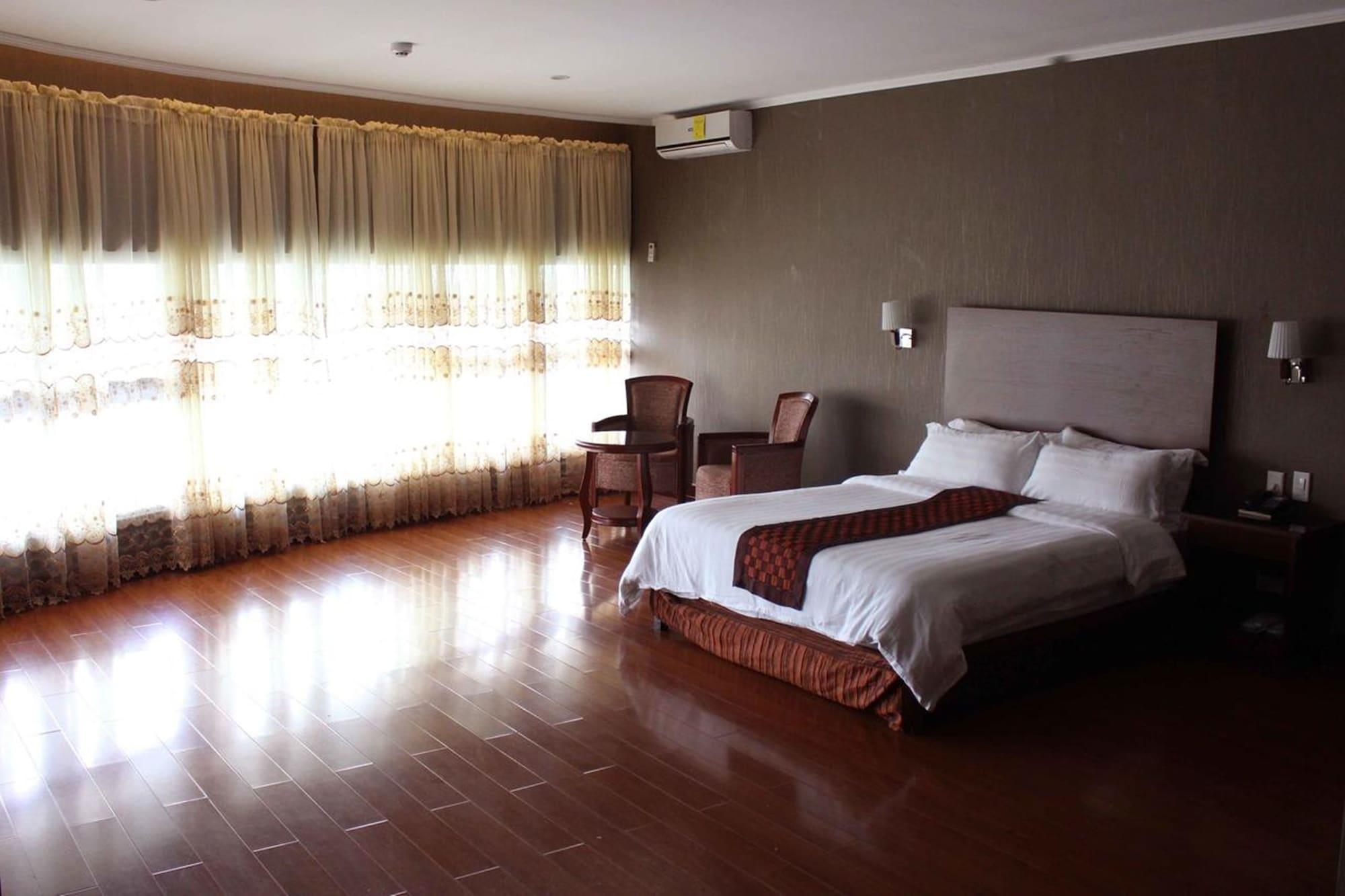 Baguio Crown Legacy Hotel Багио Экстерьер фото