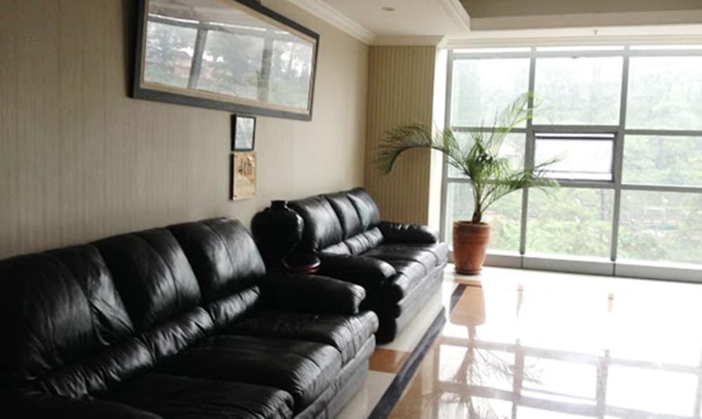 Baguio Crown Legacy Hotel Багио Экстерьер фото